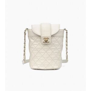 CHANEL White Quilted Chain Shoulder Bag A-A20361
